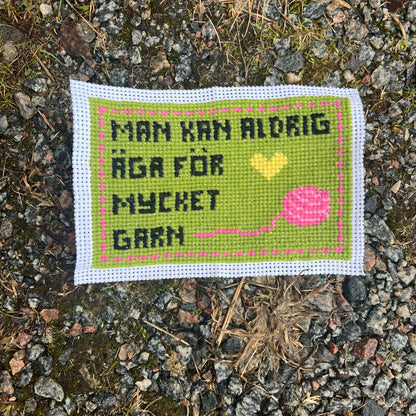 Text broderikit med ullgarn ”man kan aldrig äga för mycket garn” 13x19cm