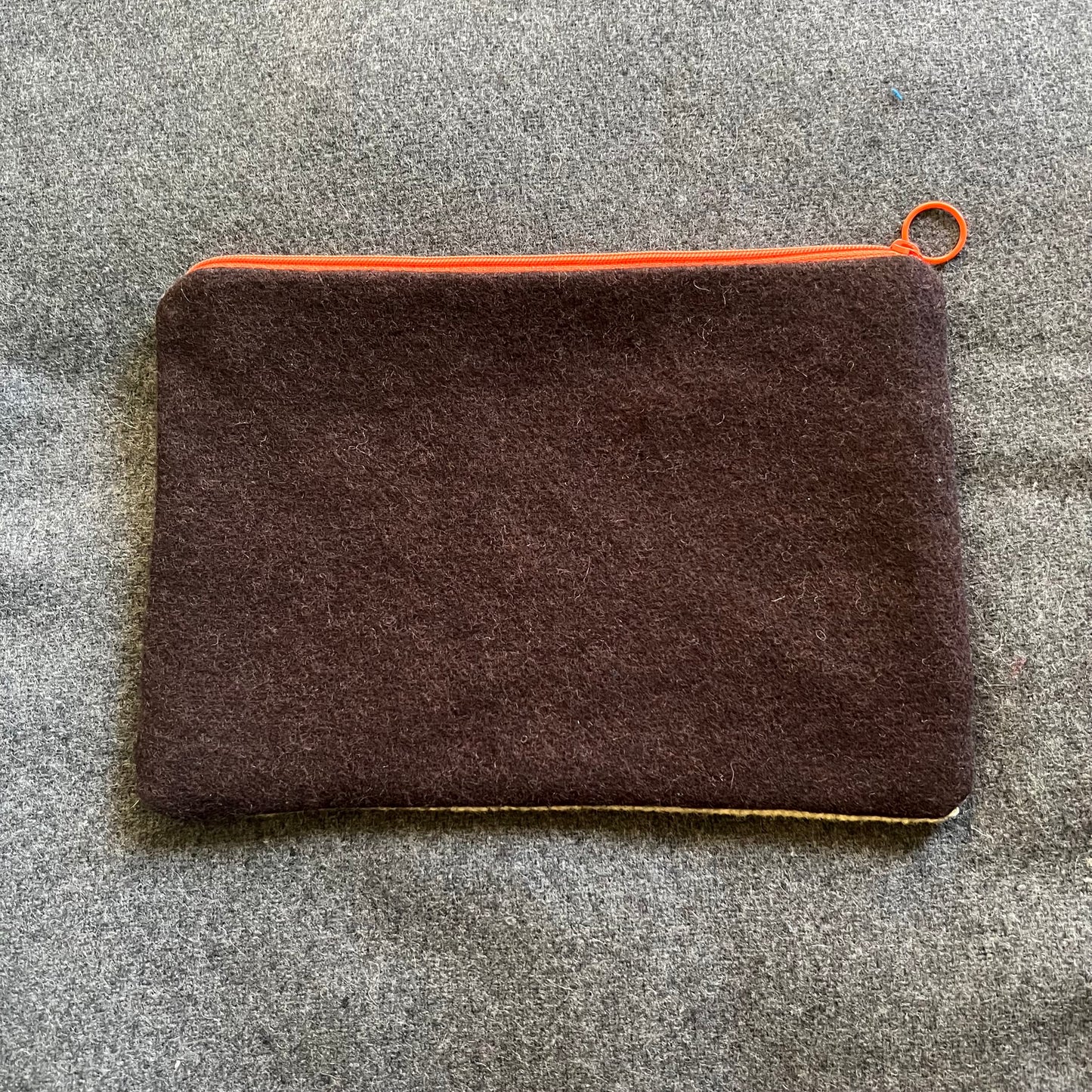 Handgjord unik börs, med text ”man kan aldrig ha för mycket garn” ljusgrå 17,5x25cm