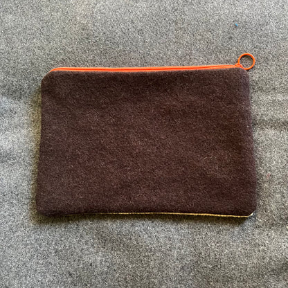 Handgjord unik börs, med text ”man kan aldrig ha för mycket garn” ljusgrå 17,5x25cm
