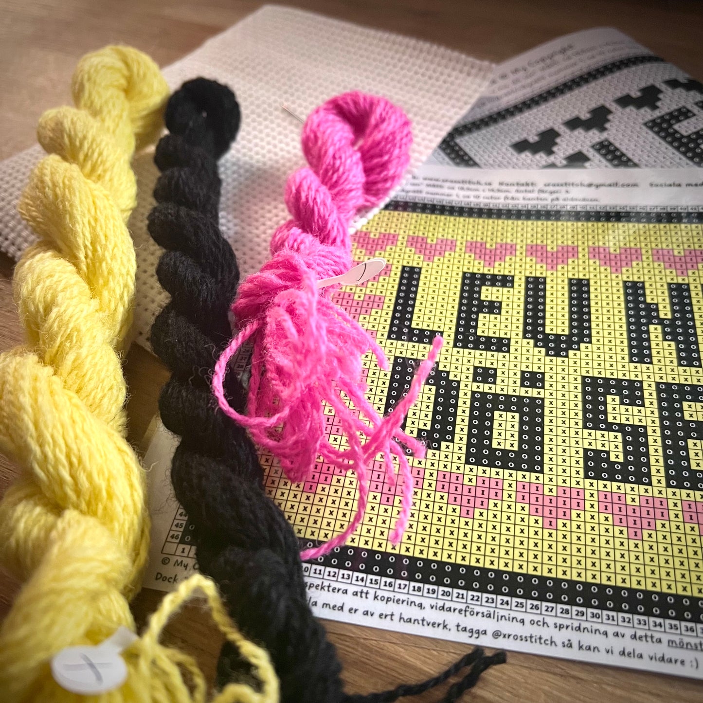 Text broderikit med ullgarn ”Lev nu, dö sen” 18,5x14,5cm