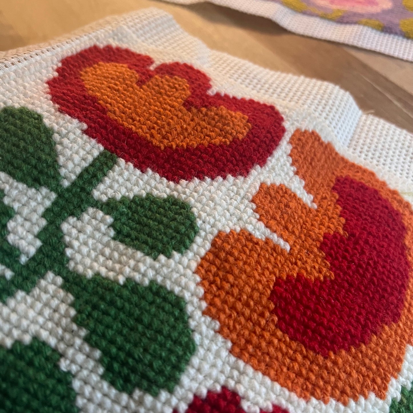 Broderikit med ullgarn ”snirkliga tulpaner, stora” 25,5x18,5cm