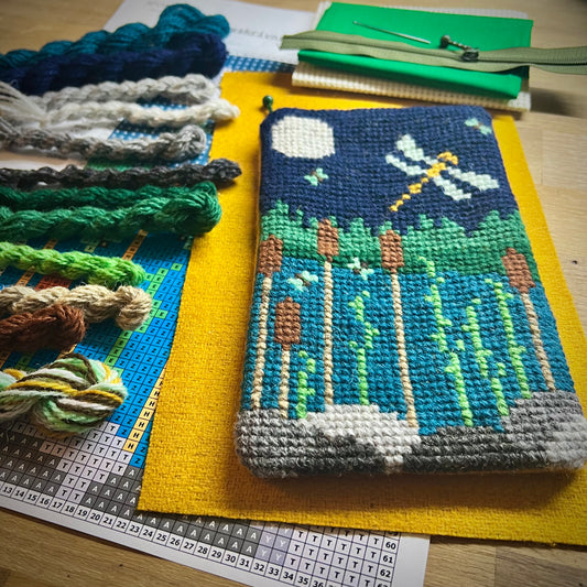 Mobil och glasögonfodral kit ”naturens dans i månskenet” 12x20cm