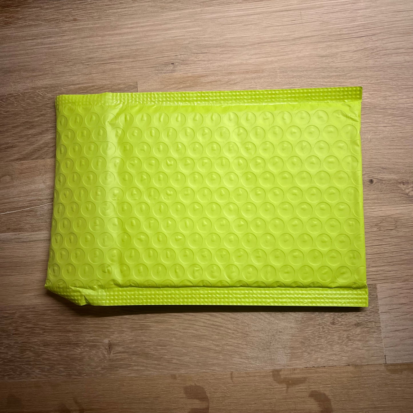 Bubbelkuvert ljus limegrön 10x15cm