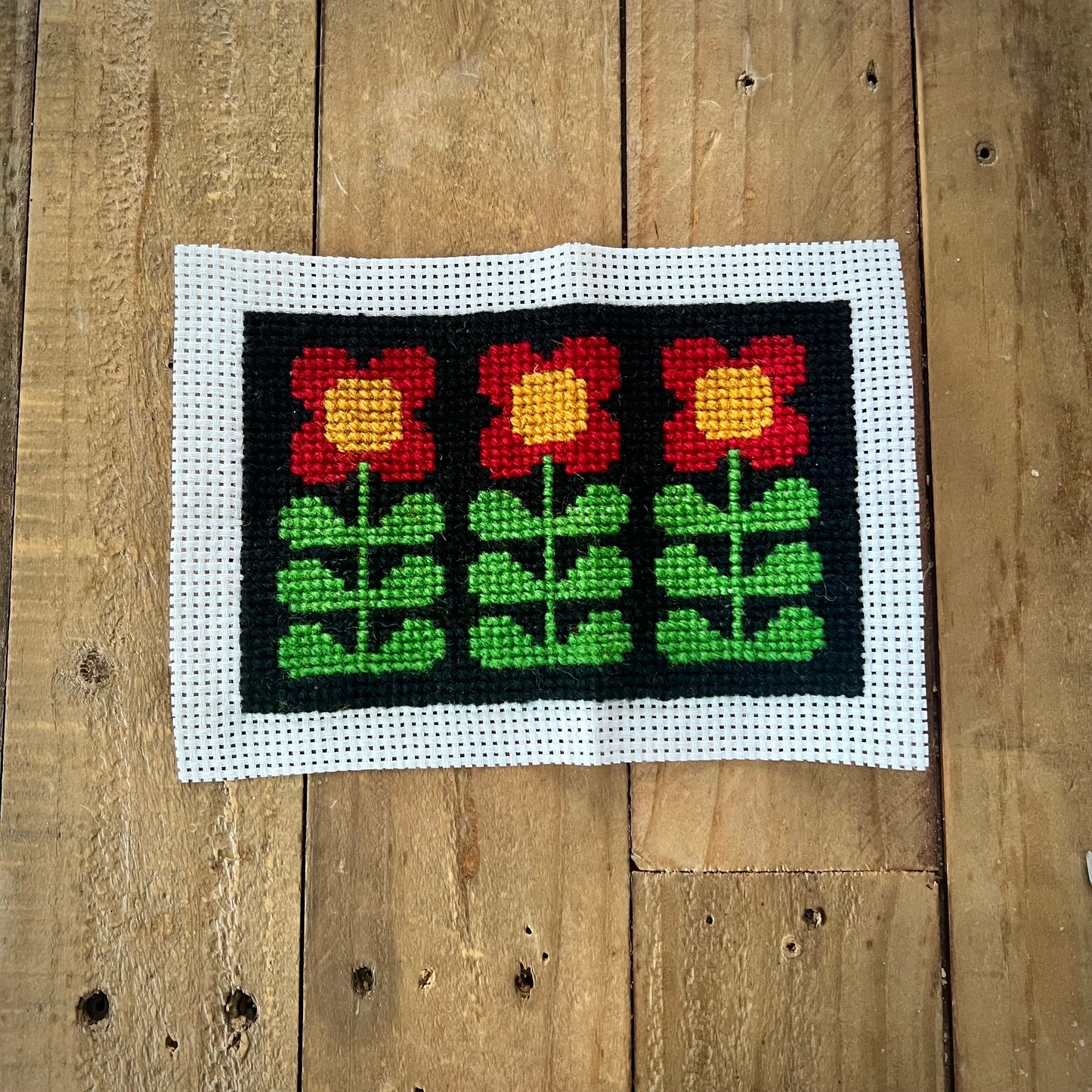 Broderikit med ullgarn ” 3 retroblommor ”
