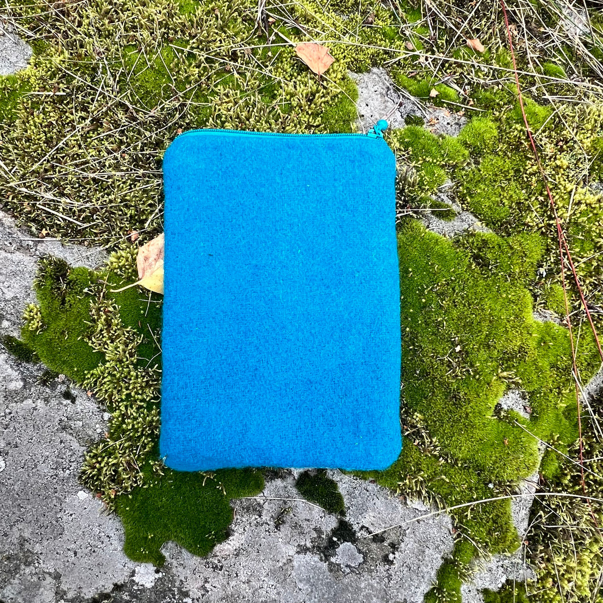 Mobil och glasögonfodral kit ”gäddan vaktar i vassen” 13x20cm