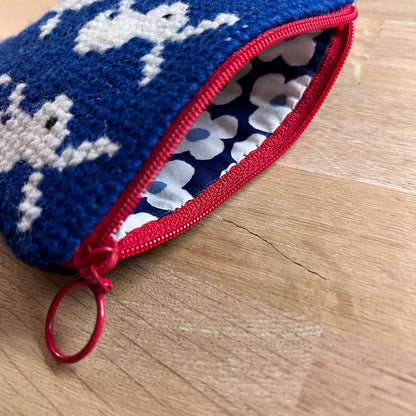 Handgjord unik börs, kaniner, mörkblå/vit/röd 12,5x11cm