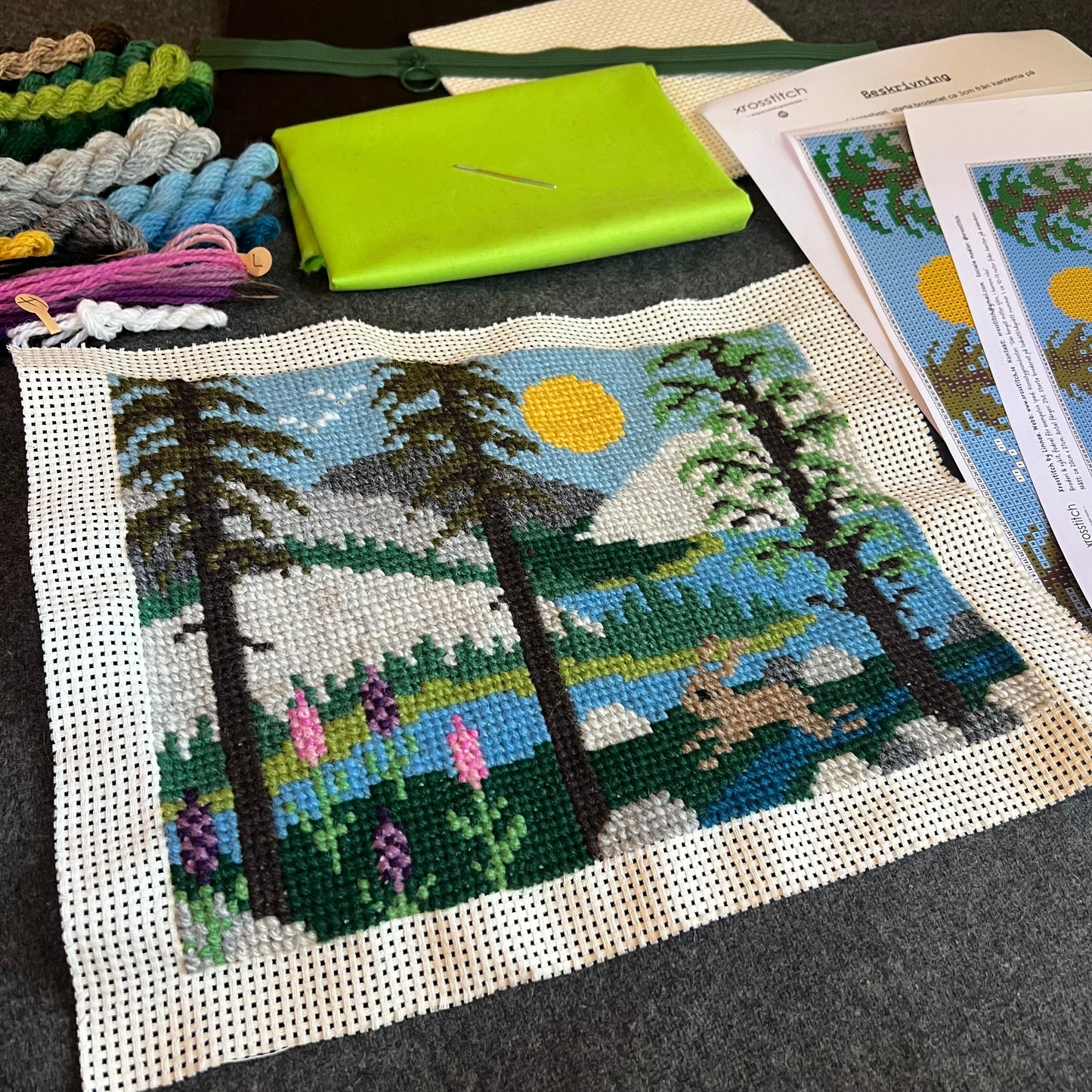 Broderi & sykit, stort fodral ”Där berget möter sjön, i harens rike” ca 20x28cm