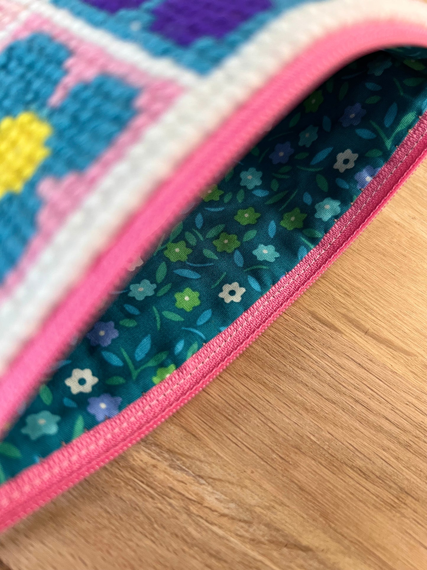 Handgjord unik börs, ”rutor i blom” lila/rosa/turkos 20,5x16cm