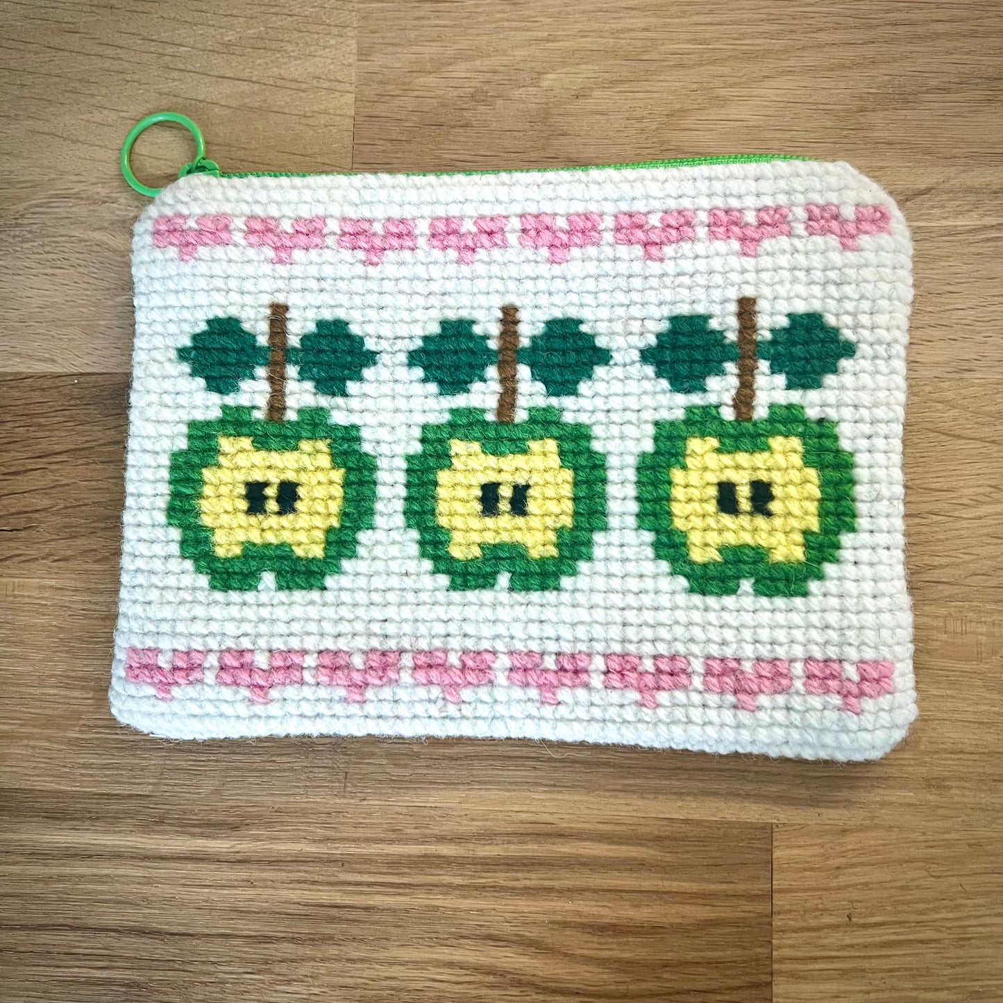Handgjord unik börs ”äpplen päpplen” vit/grön/rosa 11x15cm
