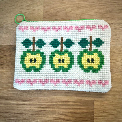 Handgjord unik börs ”äpplen päpplen” vit/grön/rosa 11x15cm