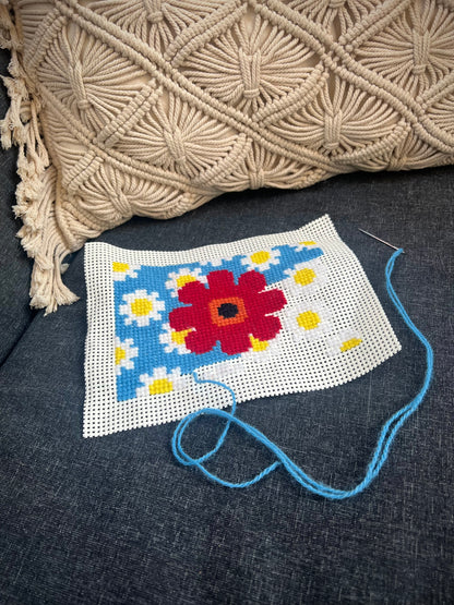 Broderikit med ullgarn ”på en blomstrande äng” 17,5x12,5cm