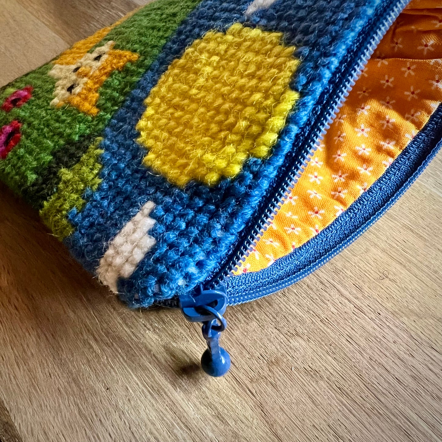 Handgjord unik börs, räv i skymningen på vallmofält, 12x15,5cm