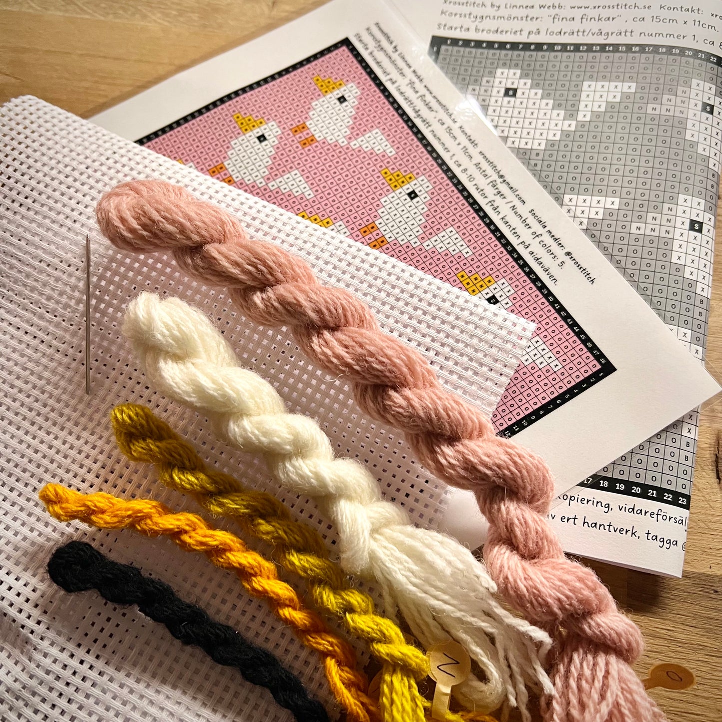 Broderikit med ullgarn ”fina finkar”