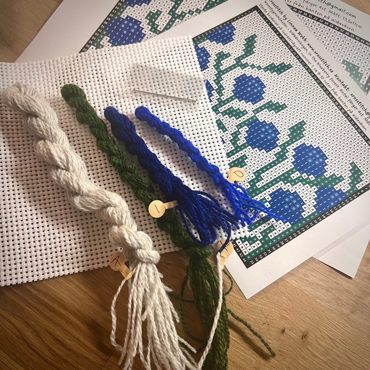 Broderikit med ullgarn ”i blåbär & lingonskogen” , 1 eller 2st broderier