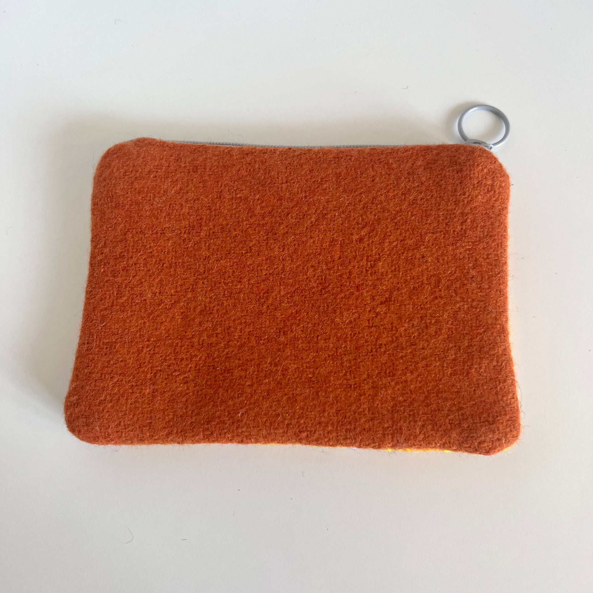 Unik handgjord nysydd börs portmonnä plånbok broderat korsstygn med ullgarn hög kvalitet från Sverige broderat med egendesignat mönster i gult orange och rosa baksida orange vadmal ull