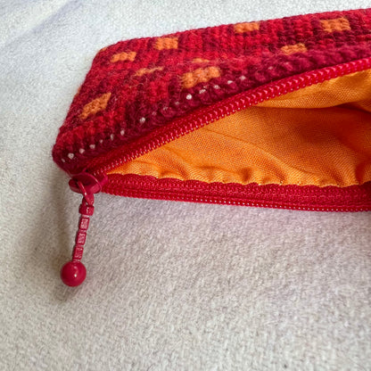 Broderi & sykit, liten börs ”tunnelsyn, ankomst” 10x13cm