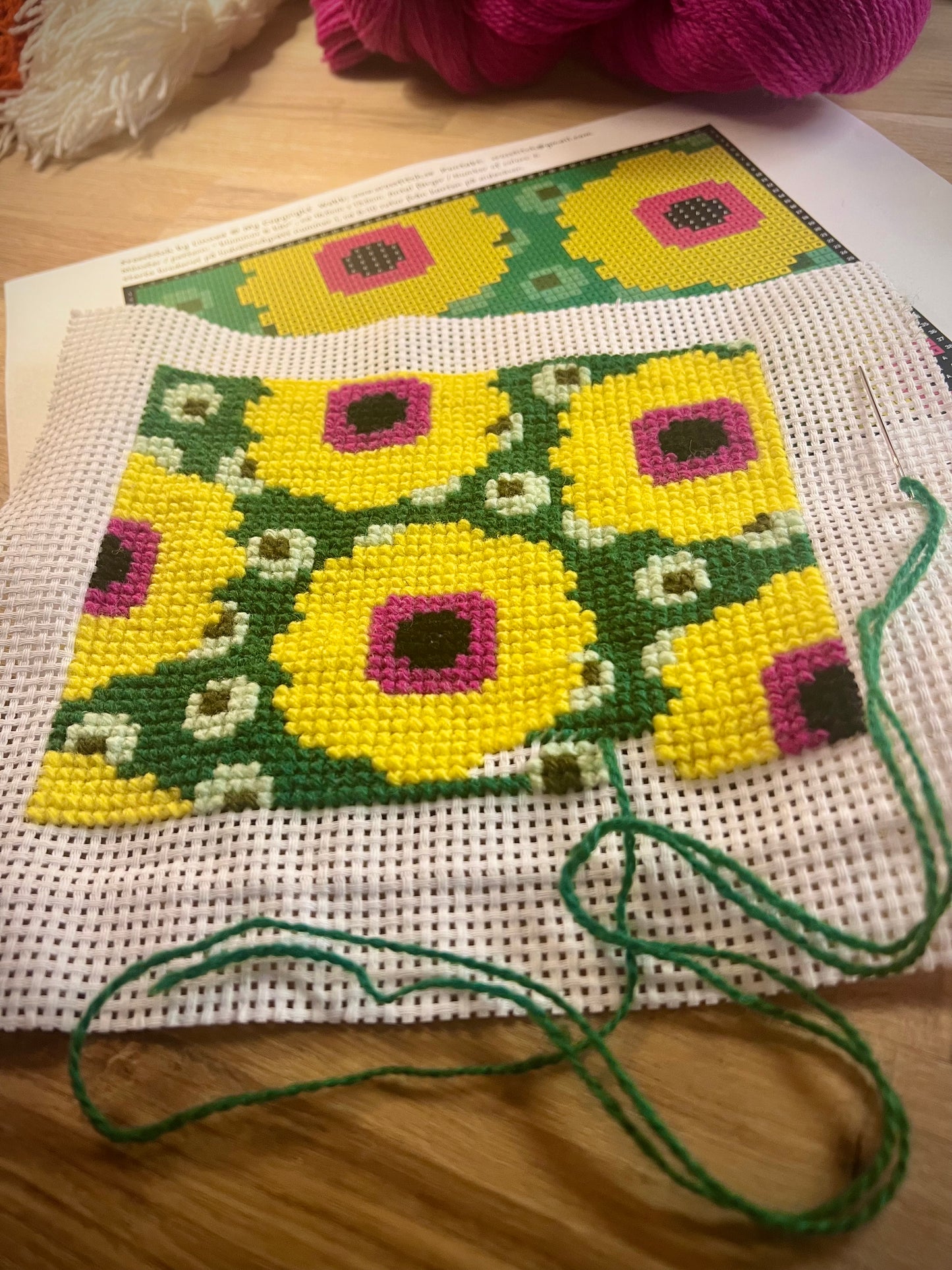 Broderikit med ullgarn ” blommor & bär ”