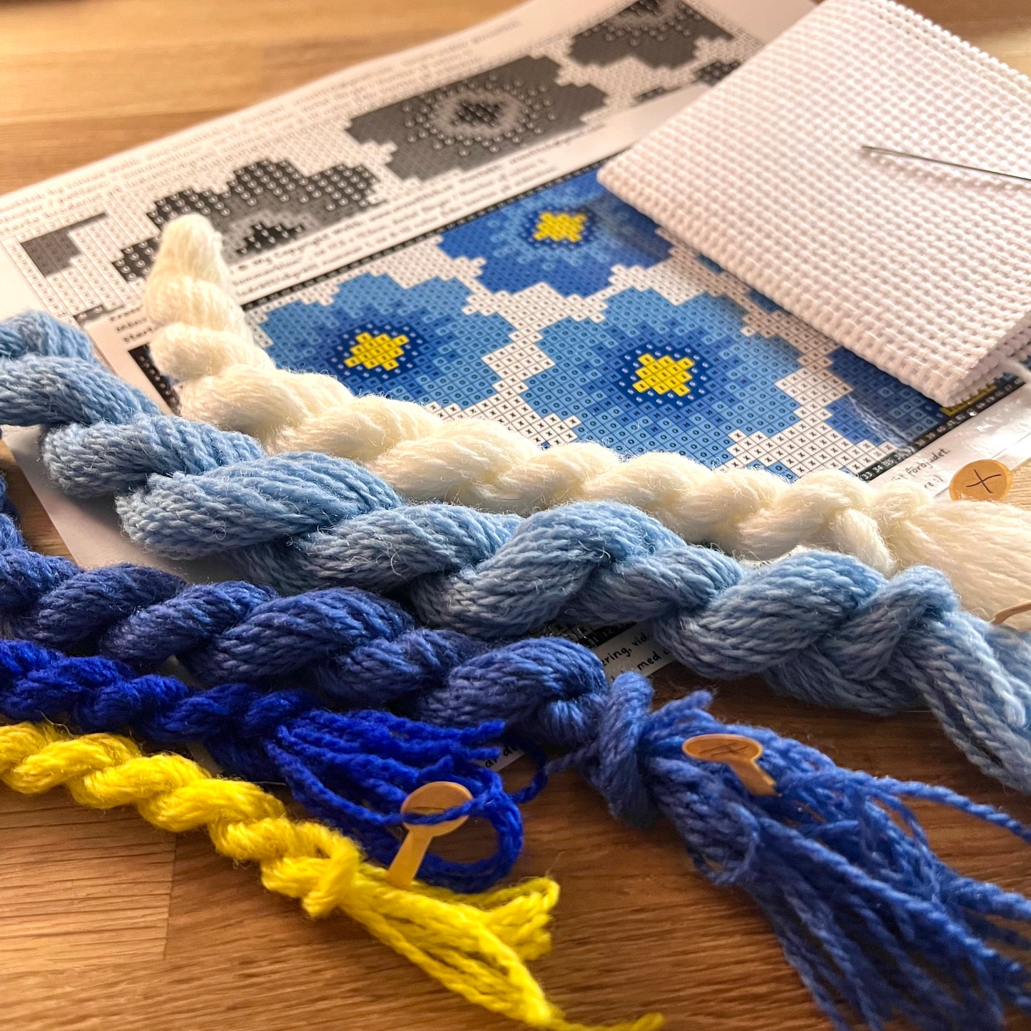 Broderikit med ullgarn ”sommarblom”