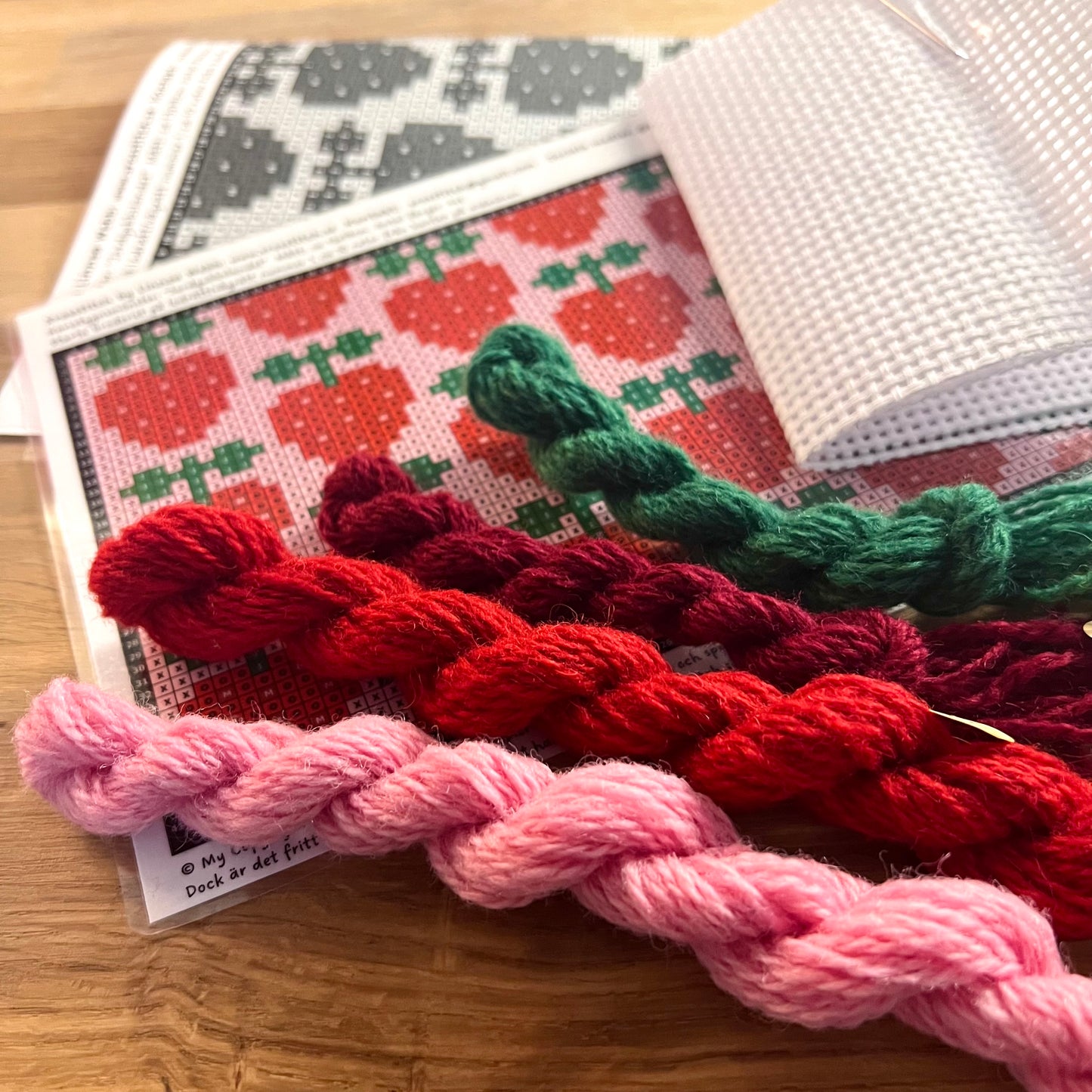 Broderikit med ullgarn ”jordgubbslandet” 13x19cm