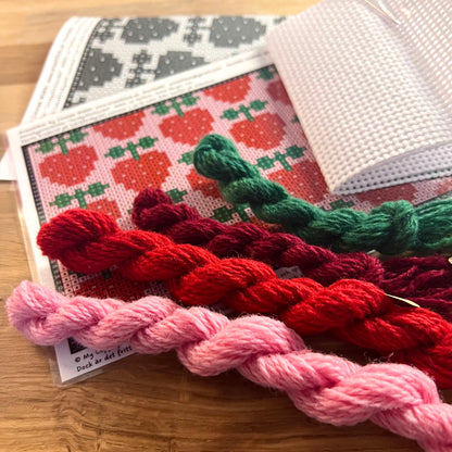 Broderikit med ullgarn ”jordgubbslandet” 13x19cm