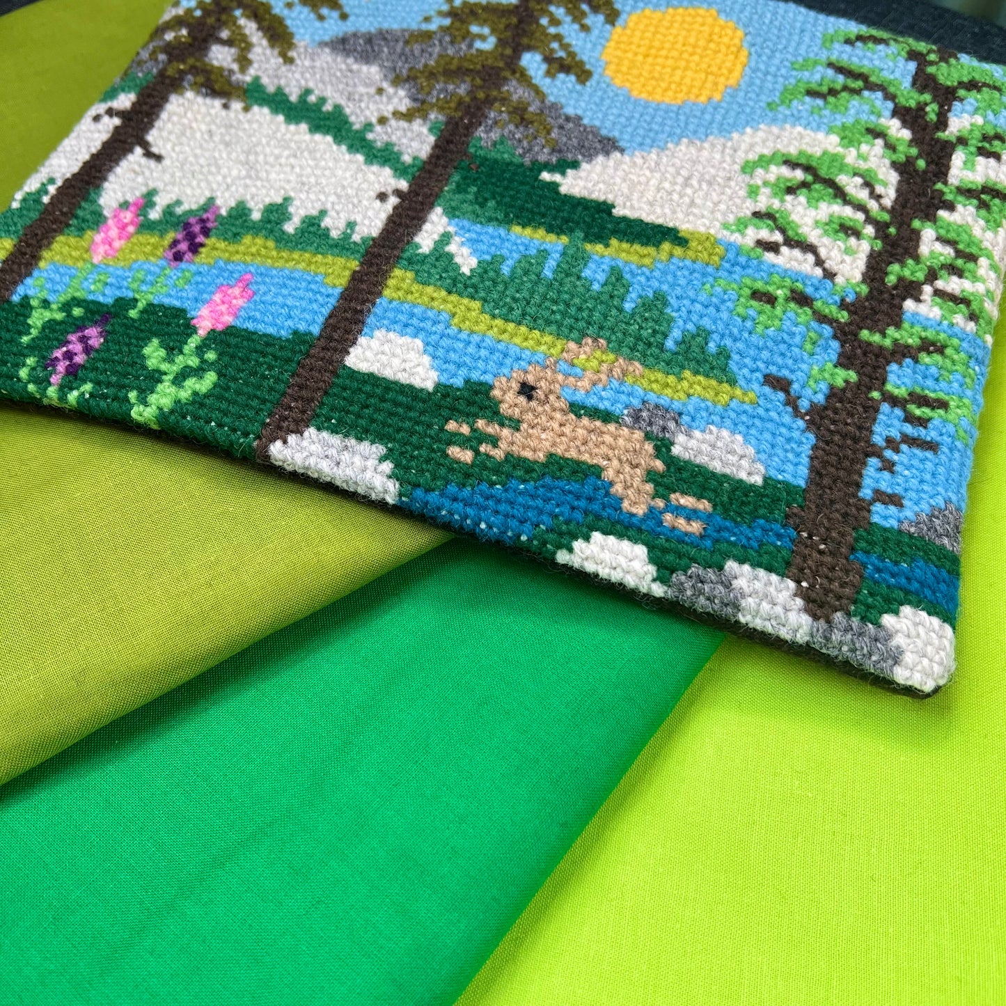 Broderi & sykit, stort fodral ”Där berget möter sjön, i harens rike” ca 20x28cm