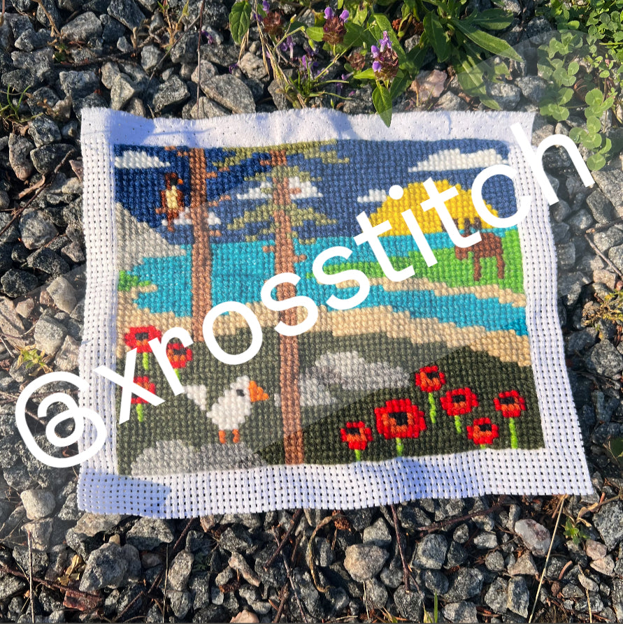 Egendesignat korsstygn mönster broderi med älg och fåglar i svensk natur 