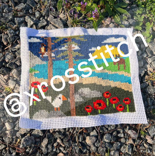 Egendesignat korsstygn mönster broderi med älg och fåglar i svensk natur 