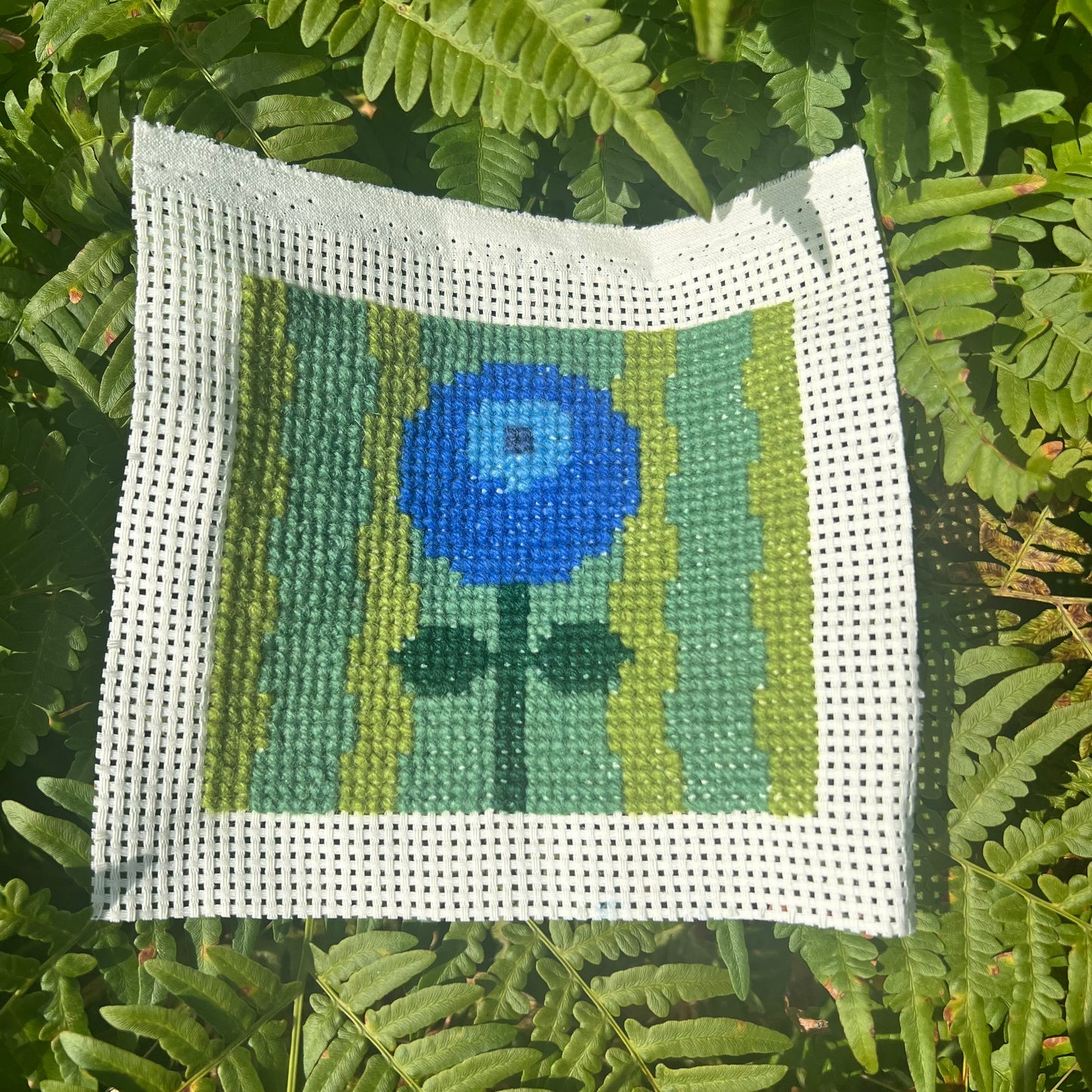 Broderikit ”det ensamma lilla blåbäret” 11,5x13cm