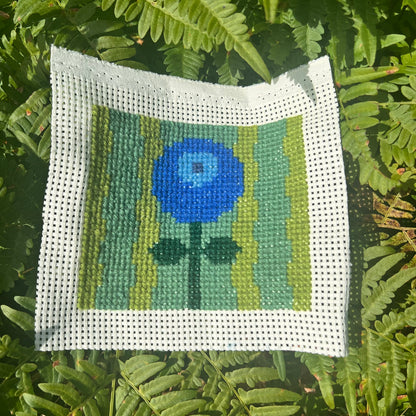 Broderikit ”det ensamma lilla blåbäret” 11,5x13cm