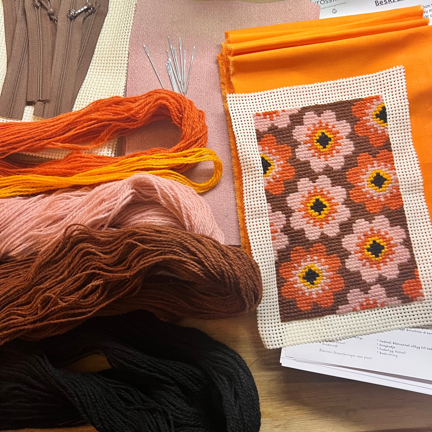 Mobil och glasögonfodral kit ”sommarblom” retrobrun/gammelrosa/orange 12x20cm