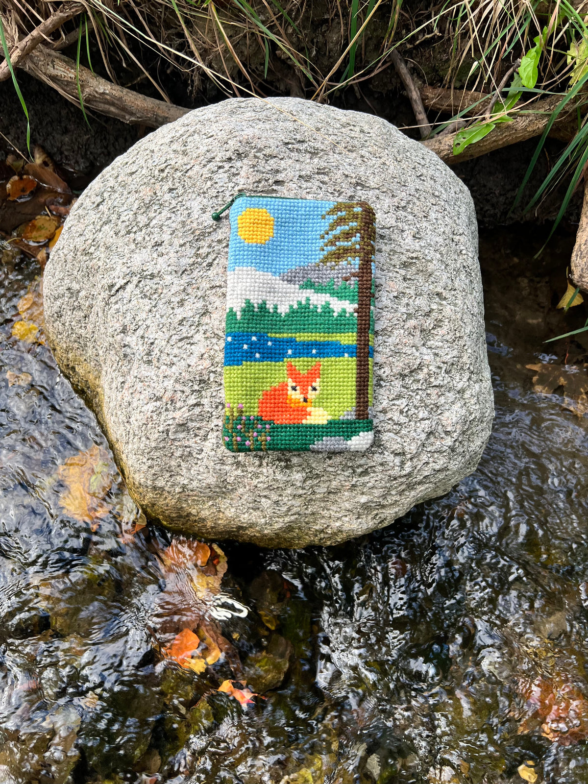 Mobil och glasögonfodral kit ”Vildmarken, där älven glittrar” ca 12x20cm