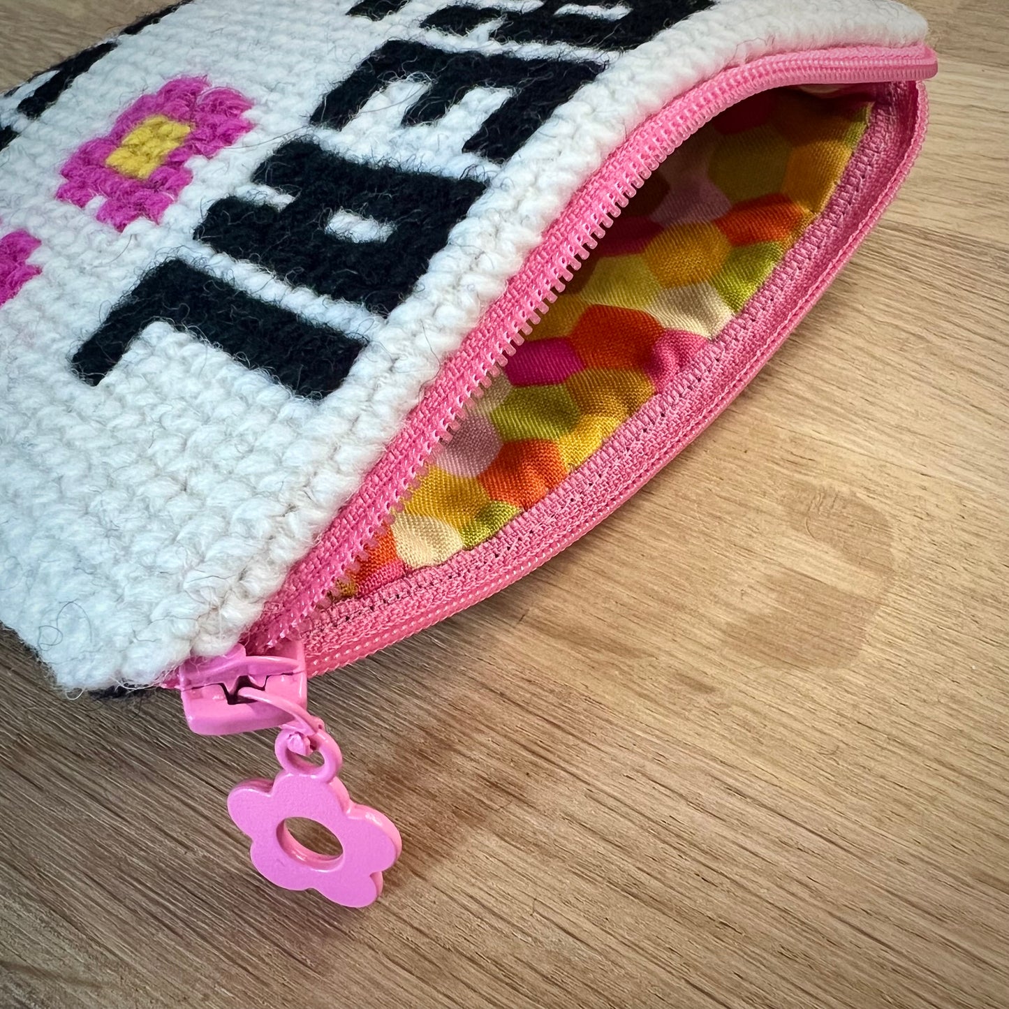 Handgjord unik börs ”be real, not perfect” vit 12x14cm