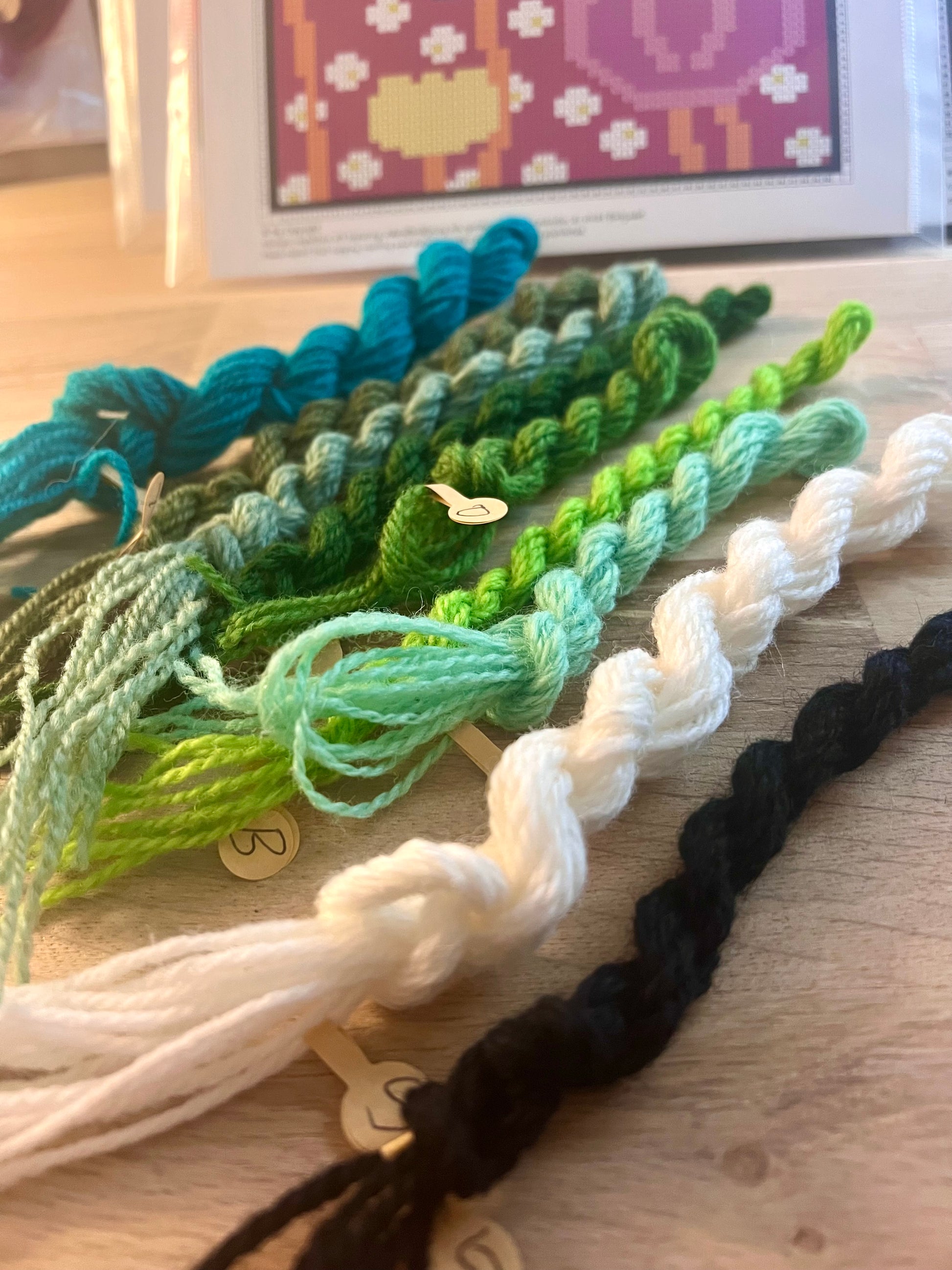 Broderikit med ullgarn blommor och bär