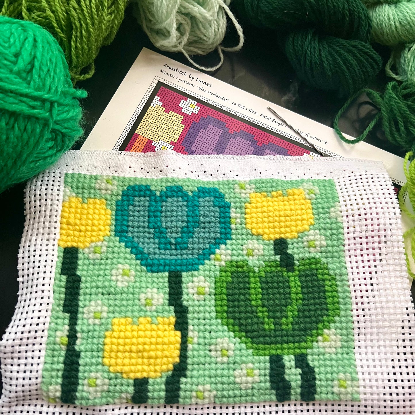 Broderikit med ullgarn blomsterlandet