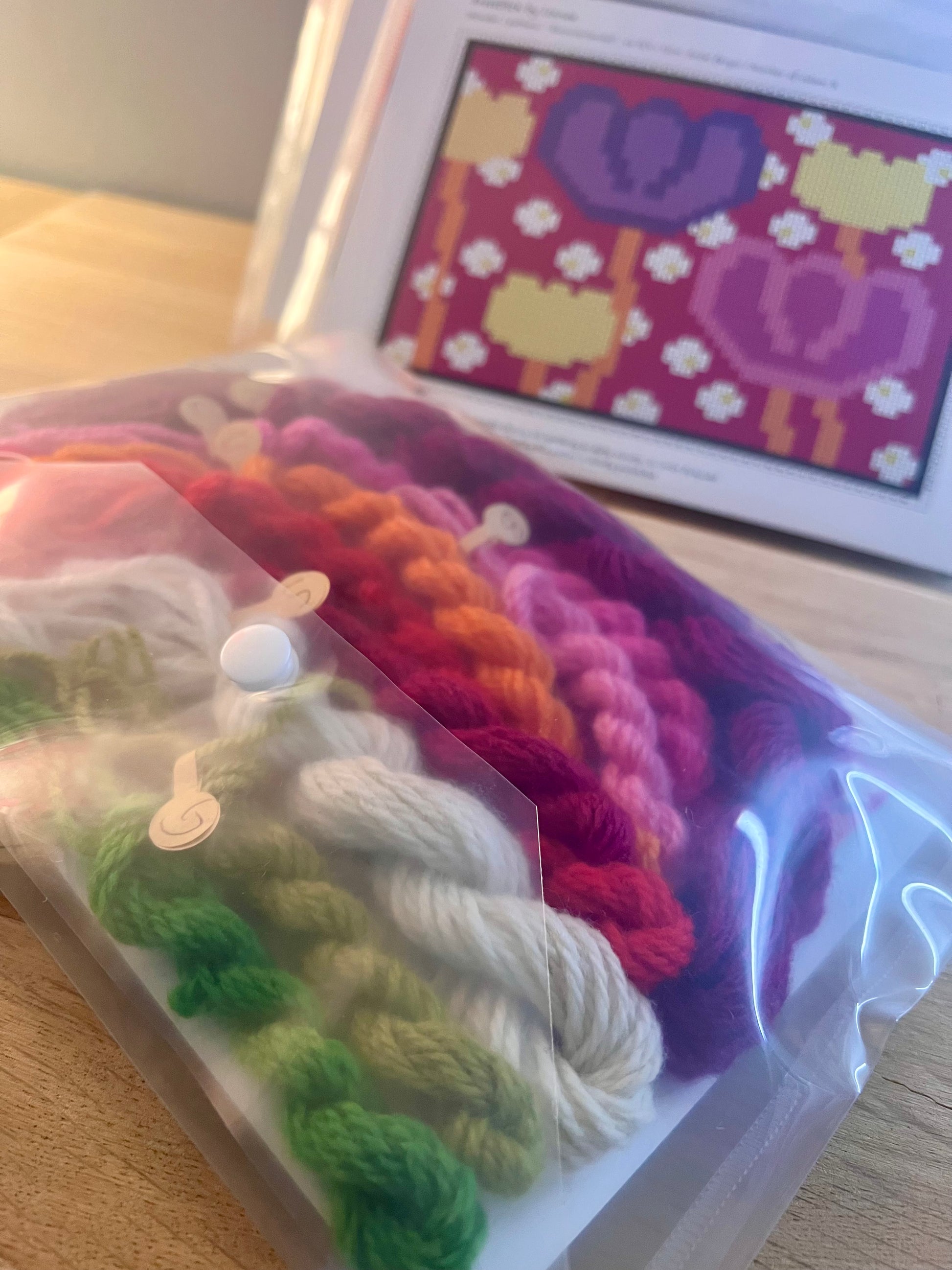 Broderikit med ullgarn blomsterlandet 