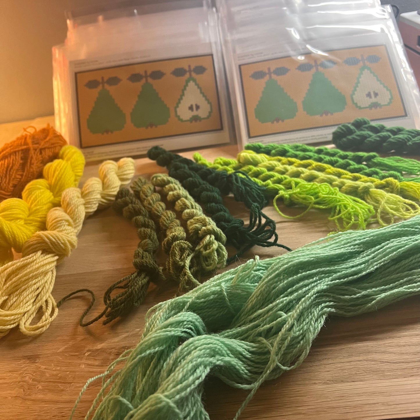 Broderikit med ullgarn piron päron