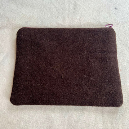 Broderi & sykit, fodral ”randiga rariteter” ca 18x25cm, färg: choklad/plommon