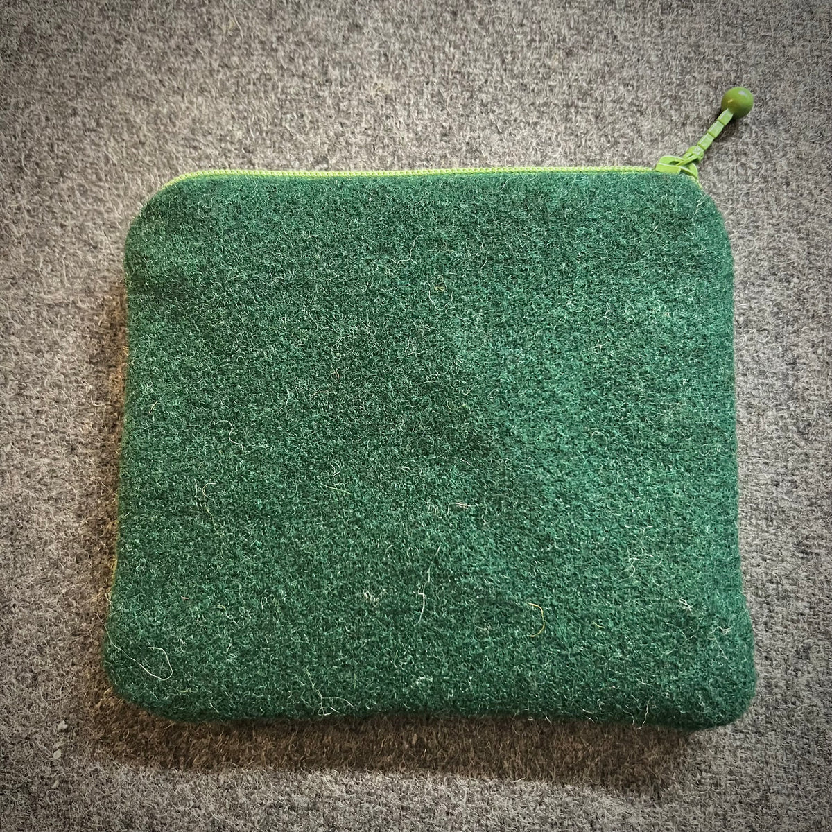 Broderi & sykit, liten börs ”det ensamma lilla blåbäret” 11,5x13cm