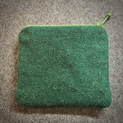 Broderi & sykit, liten börs ”det ensamma lilla blåbäret” 11,5x13cm