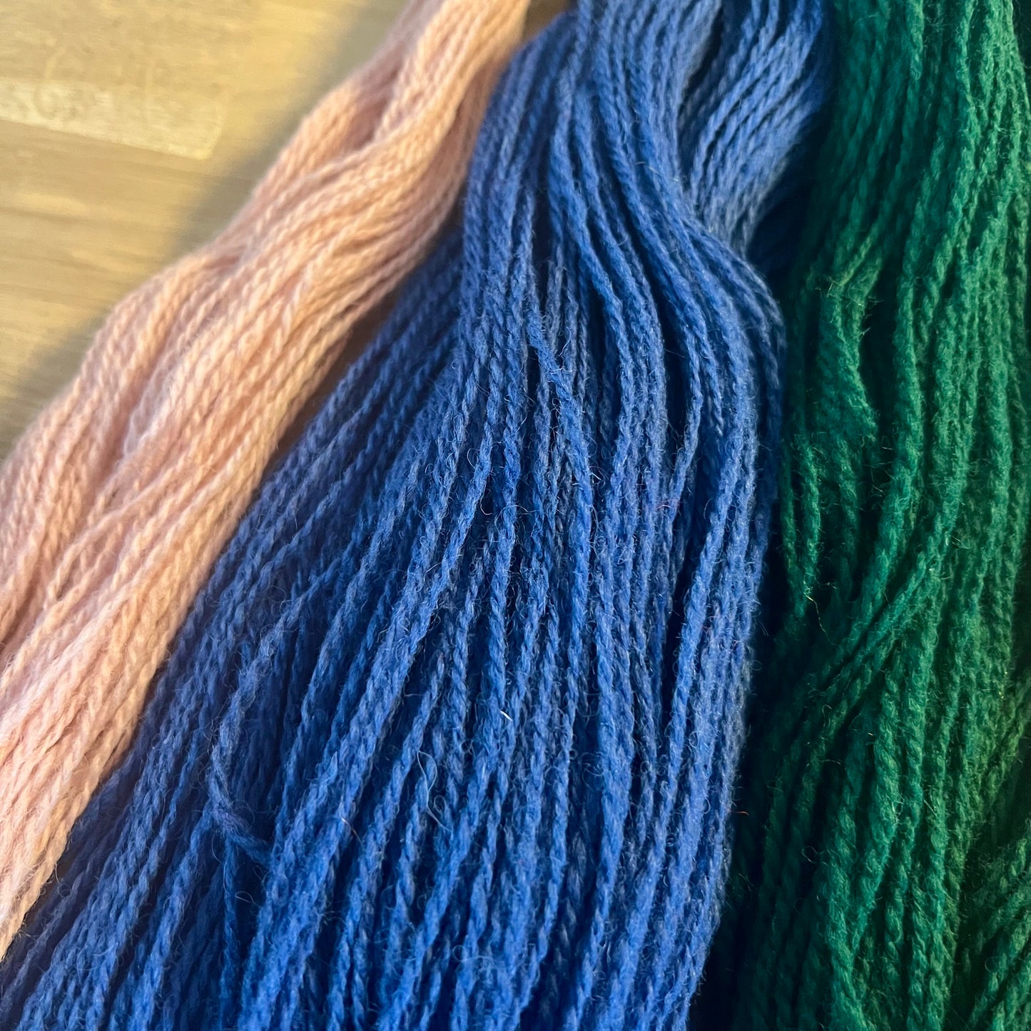 Broderikit med ullgarn ”blåbär i retrostil”