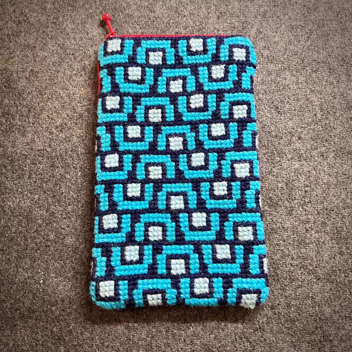 Mobil och glasögonfodral kit ”tunnelsyn, ankomst” blå/turkos/röd 12,5x20cm