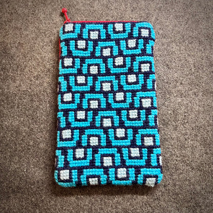 Mobil och glasögonfodral kit ”tunnelsyn, ankomst” blå/turkos/röd 12,5x20cm