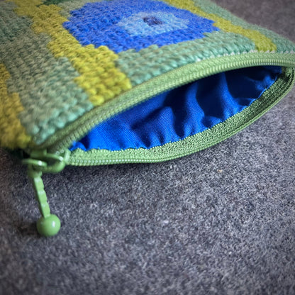 Broderi & sykit, liten börs ”det ensamma lilla blåbäret” 11,5x13cm