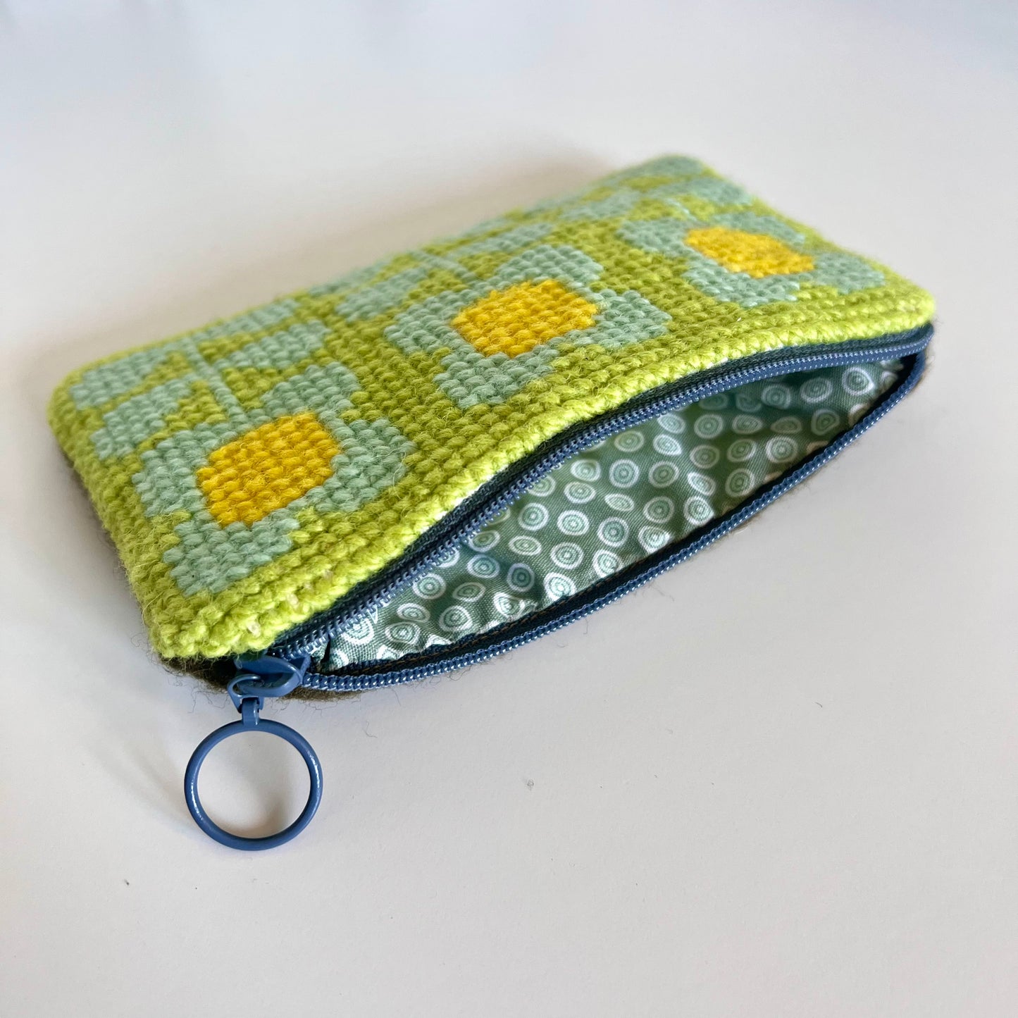 Handgjord unik börs korsstygns broderi i retrostil broderad i ull 3st blommor med blad på rad, eget unikt mönster gul grön och mint färg insida av bomull 