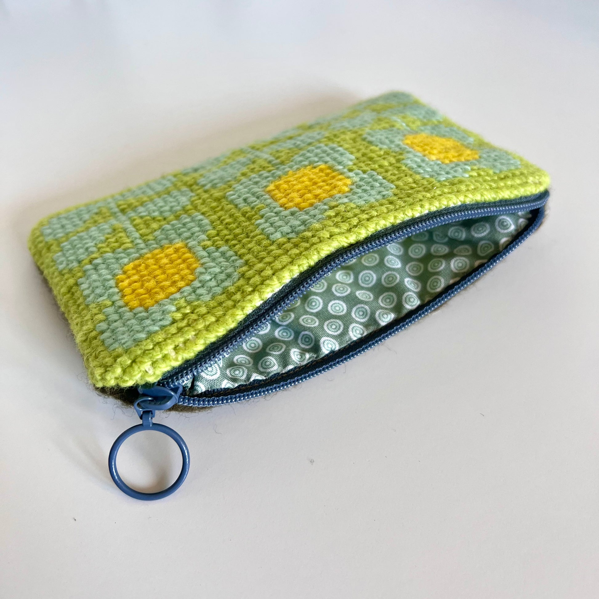 Handgjord unik börs korsstygns broderi i retrostil broderad i ull 3st blommor med blad på rad, eget unikt mönster gul grön och mint färg insida av bomull 