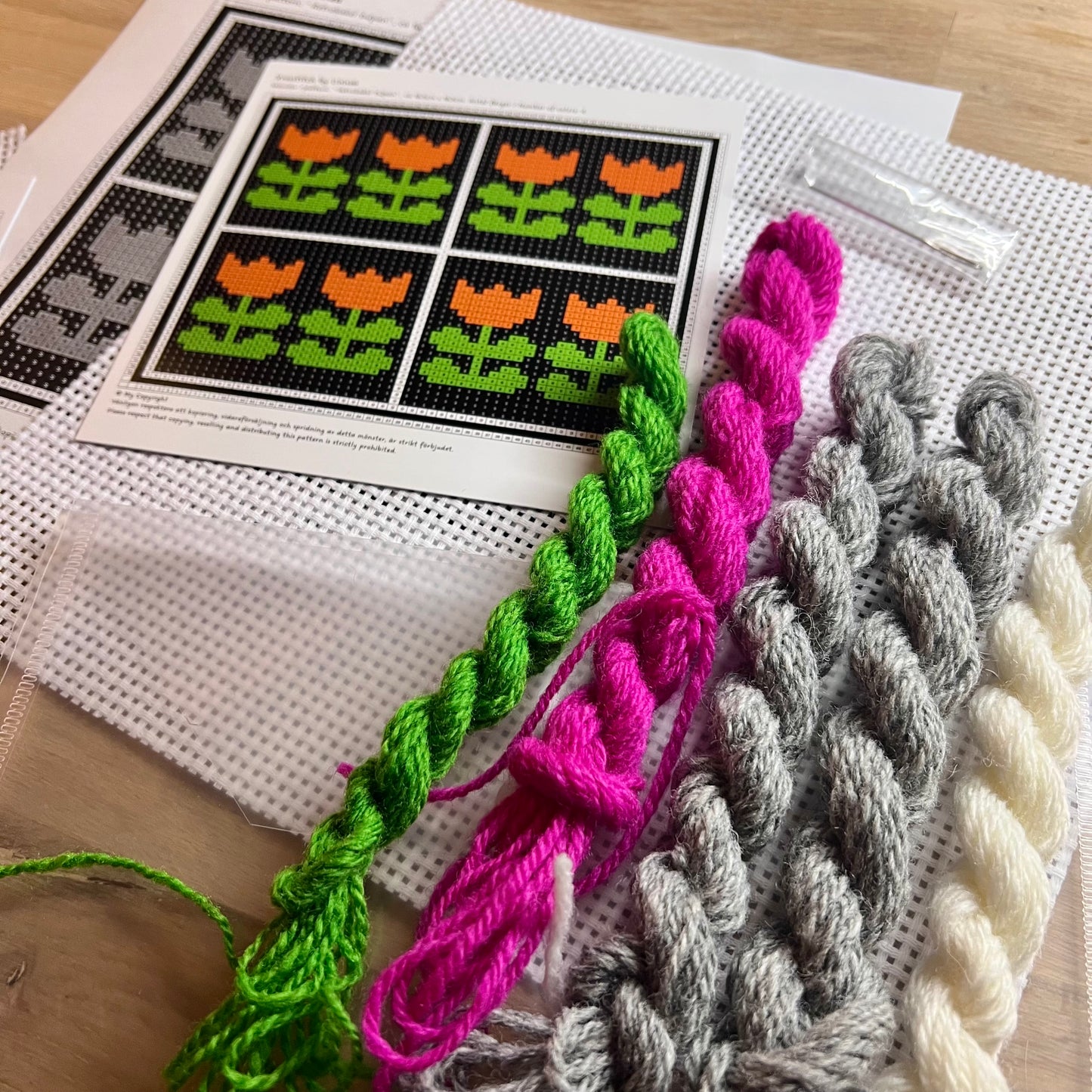 Broderikit retrokakel tulpaner