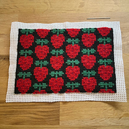 Handgjord unik börs, ”jordgubbslandet” svart 18x13cm
