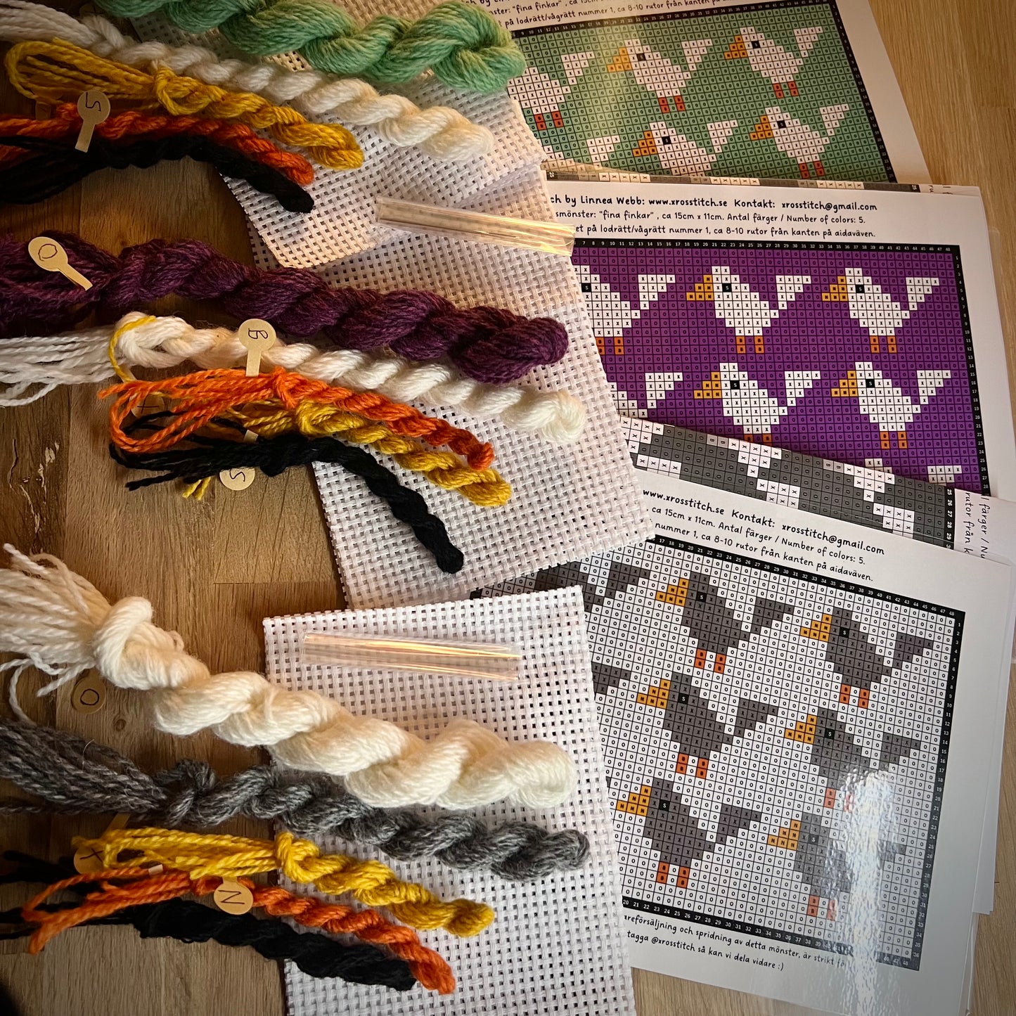 Broderikit med ullgarn ”fina finkar, möte i skärgården”