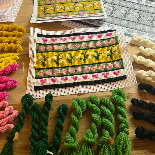 Broderikit med ullgarn ”Snödroppar” 16x21cm