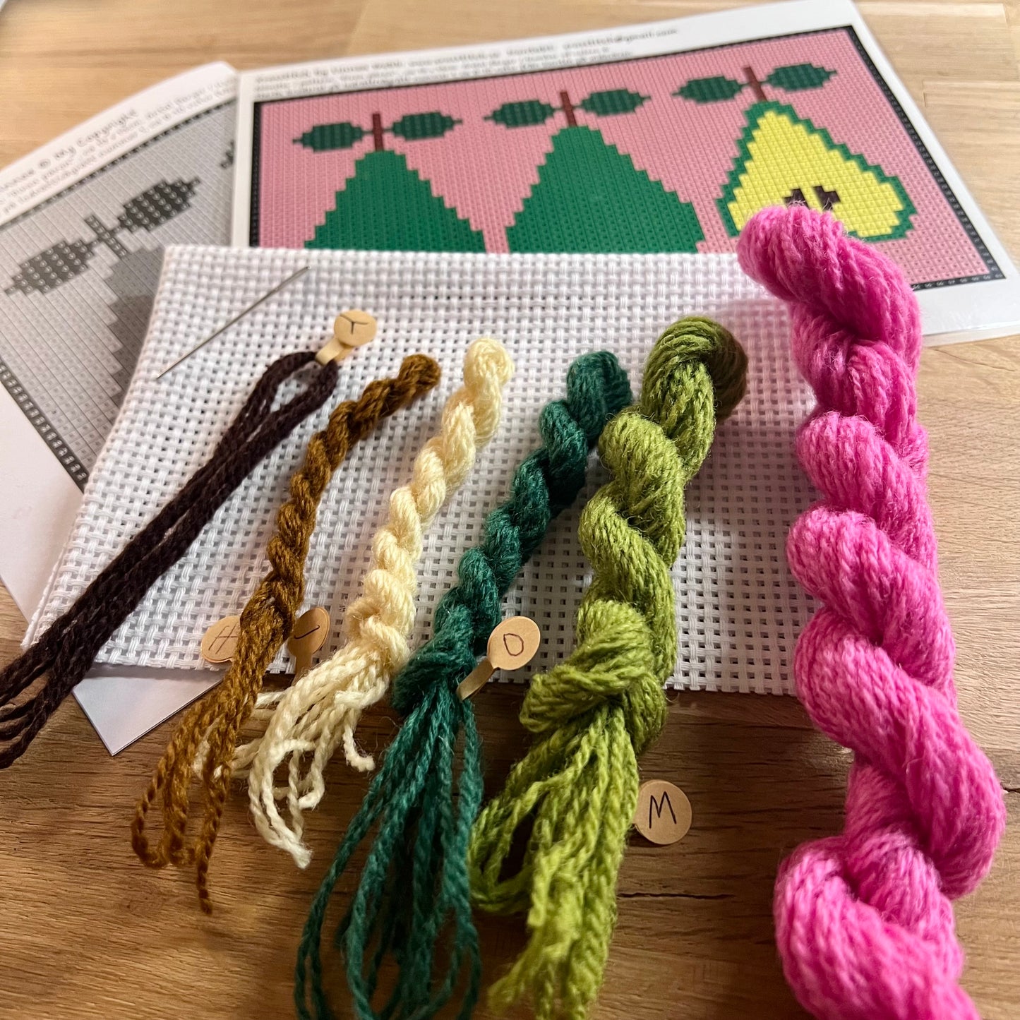 Broderikit med ullgarn ” piron päron ”